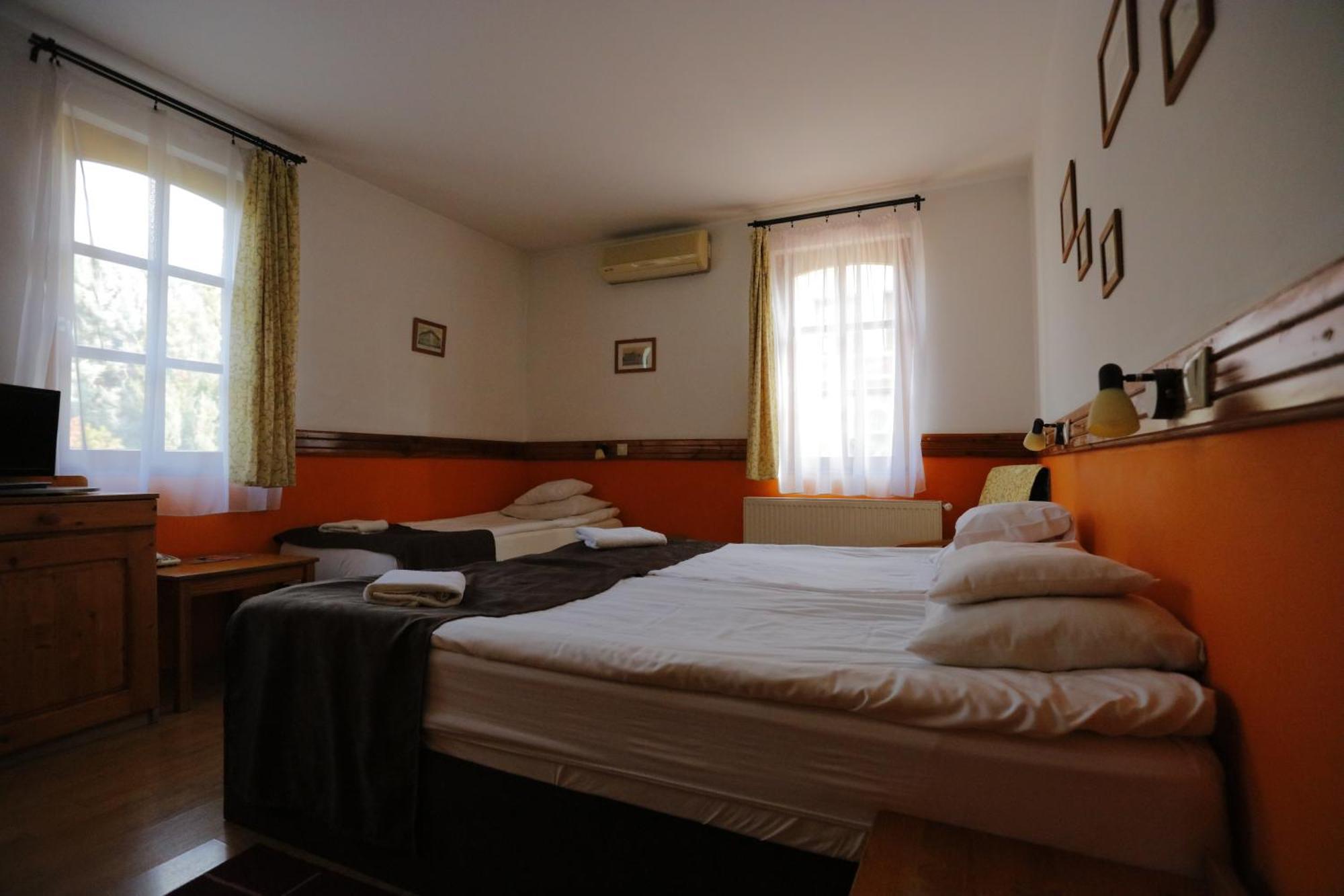Hotel Szent Istvan Еґер Екстер'єр фото