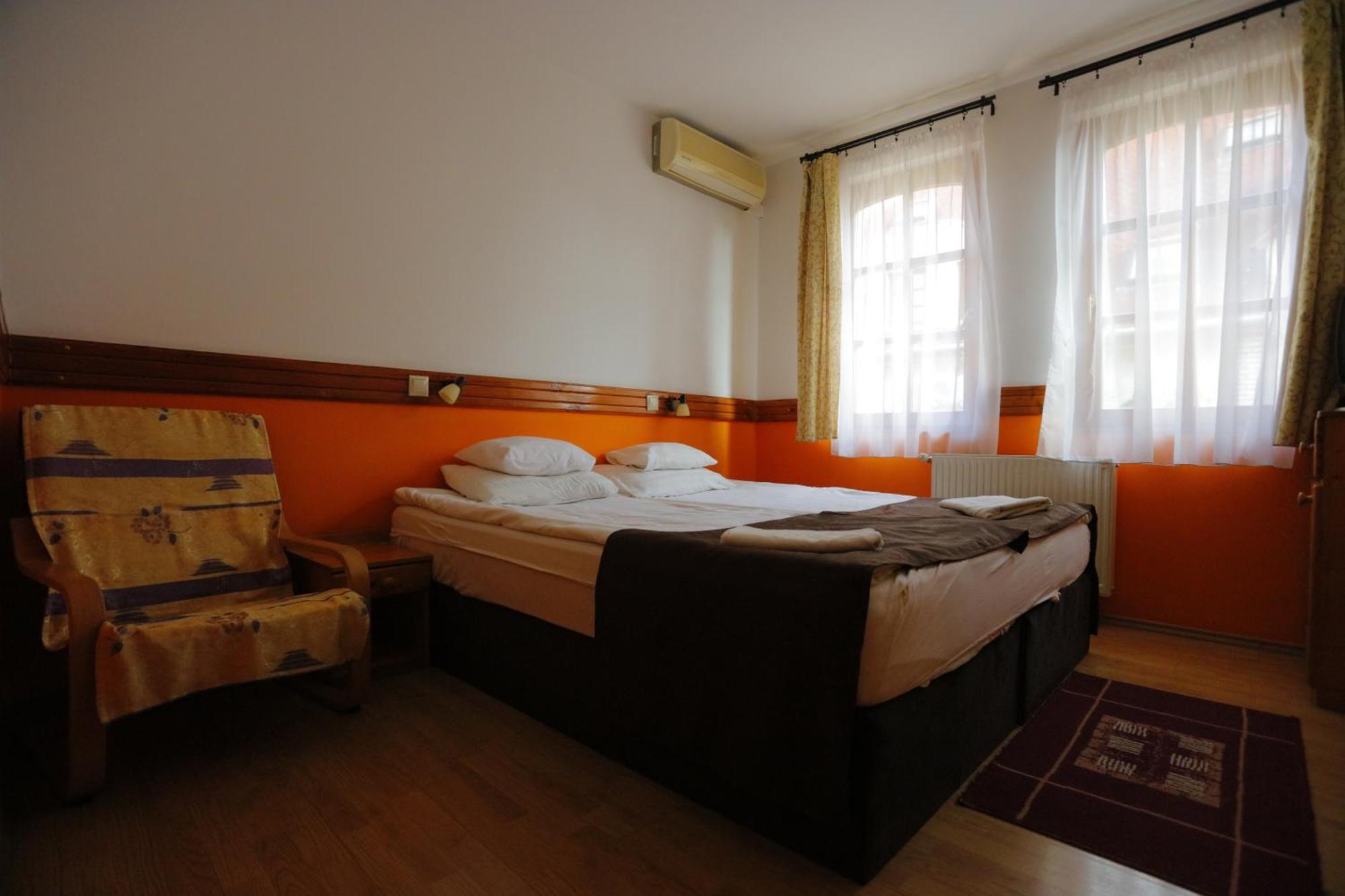 Hotel Szent Istvan Еґер Екстер'єр фото